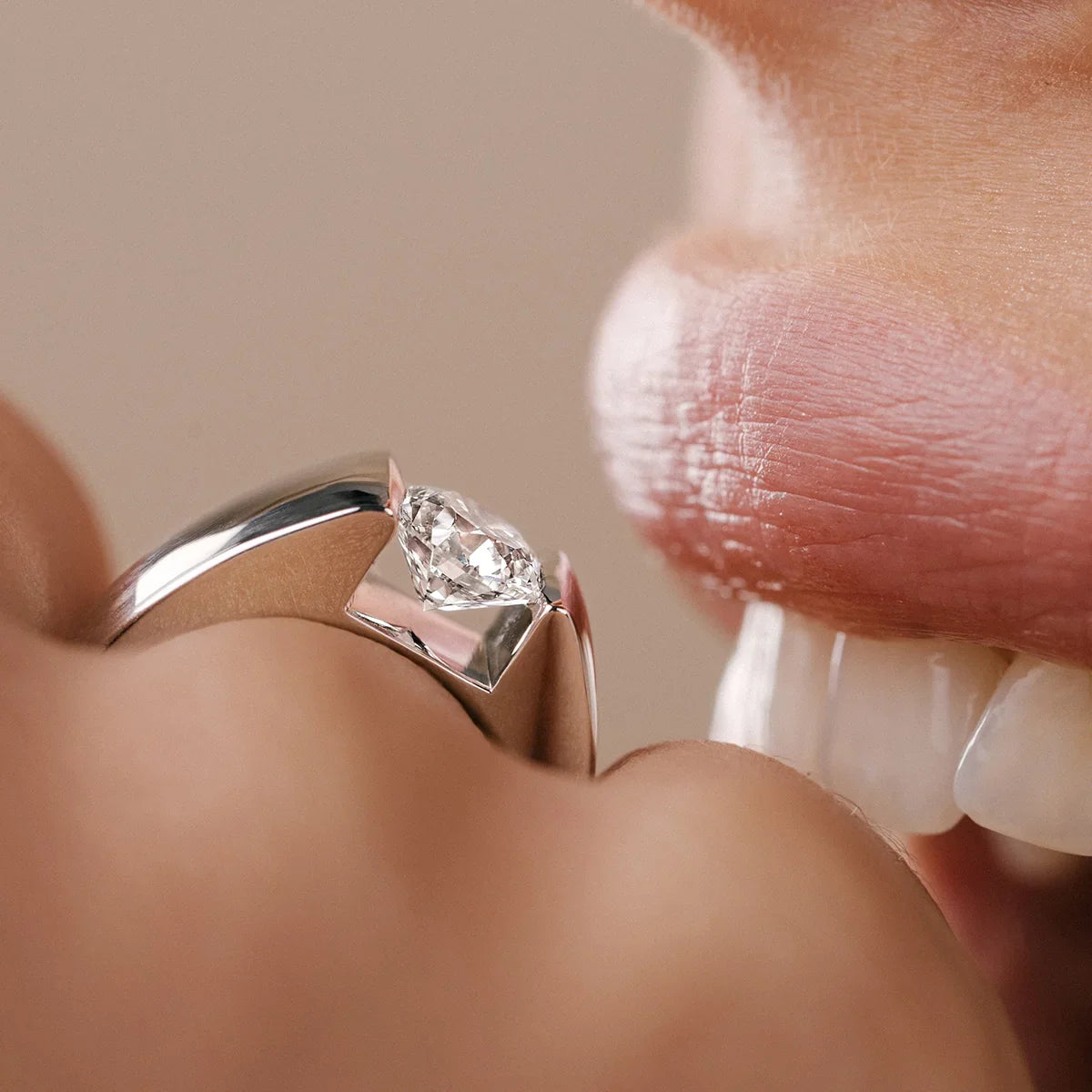 Solitario Lepage Audacieuse en oro blanco y diamantes