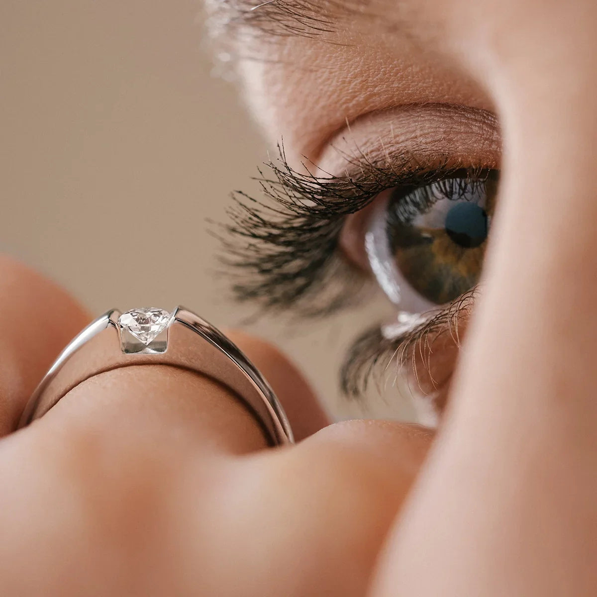 Solitario Lepage Audacieuse en oro blanco y diamantes